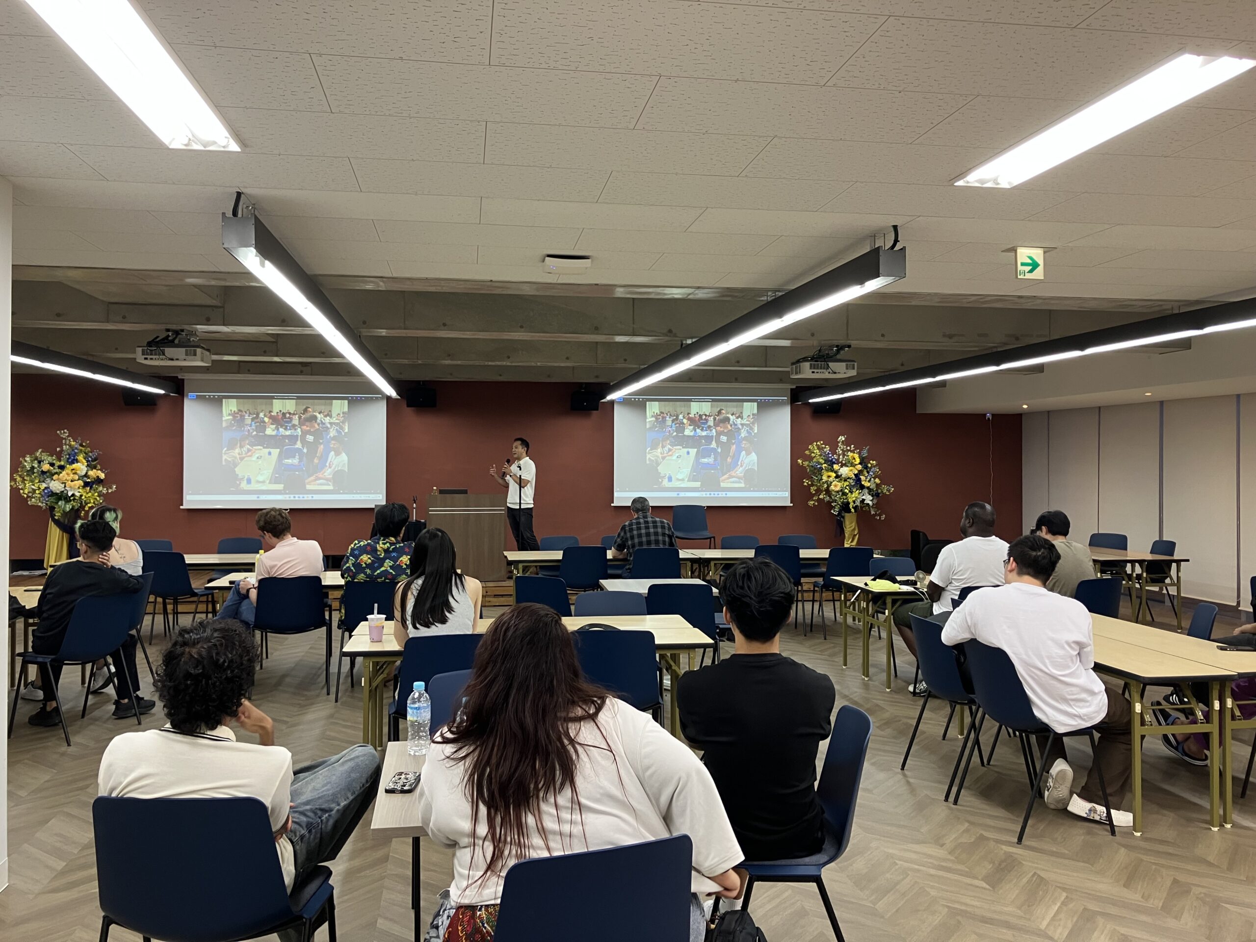 Mr. Hiro Iwashima presents to LUJ graduate students.