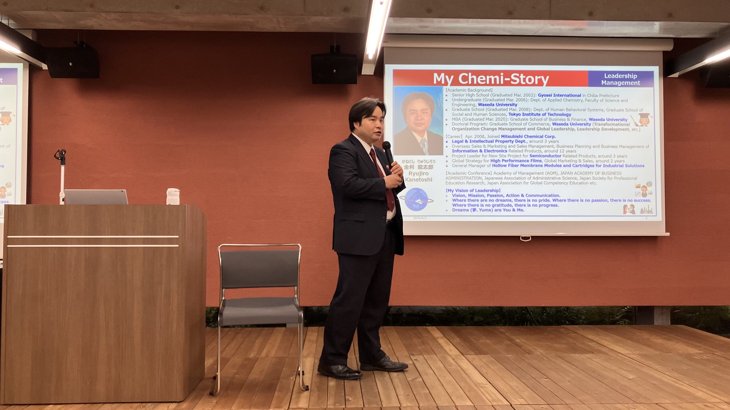 Mr. Ryujiro Kanetoshi presents to LUJ students.