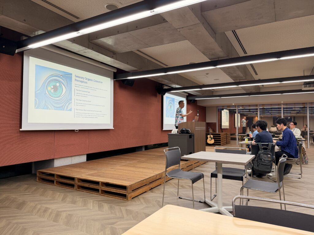 Mr. Keith Ochi discusses the future of AI with engaged Lakeland University Japan students.